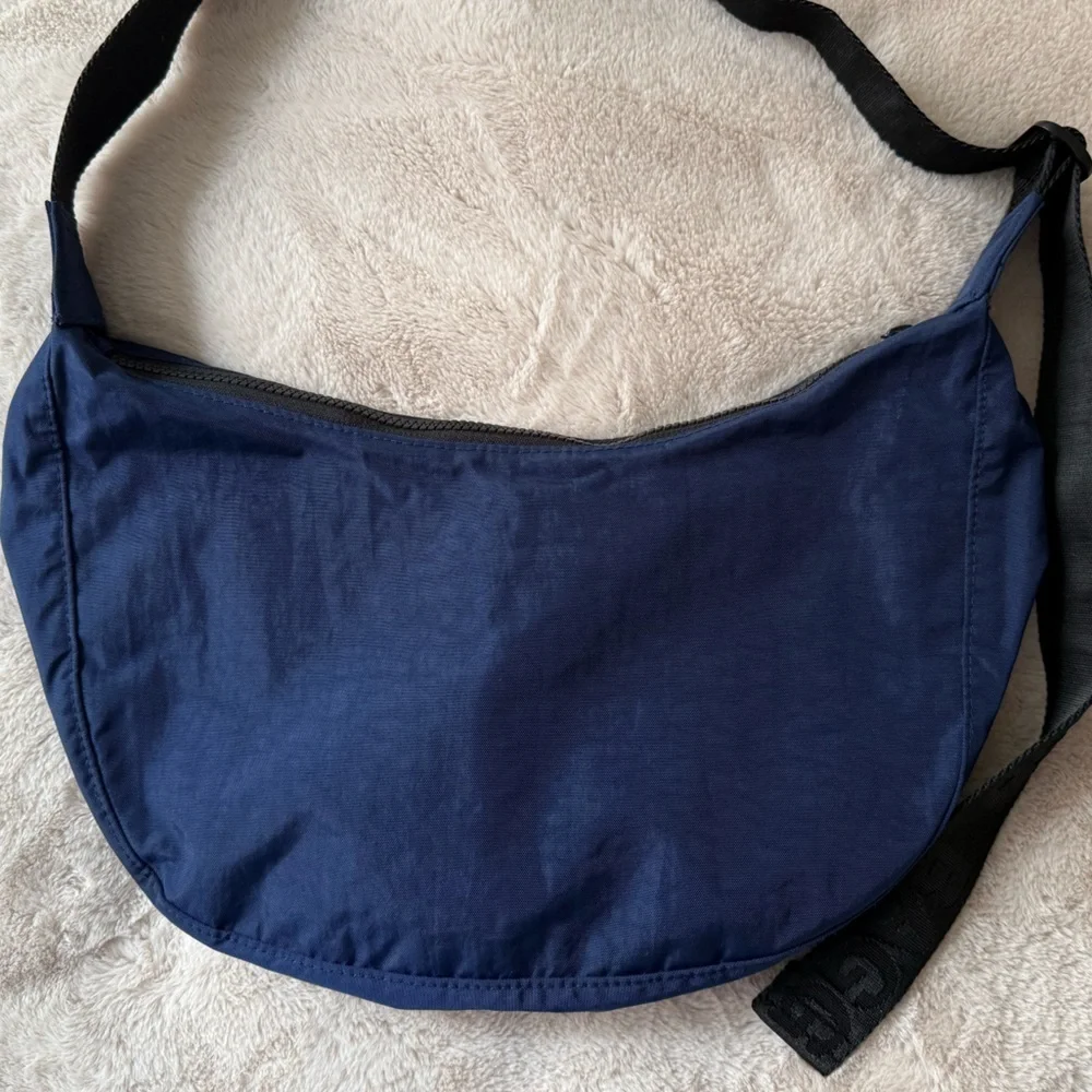 BAGGU Medium Nylon Crescent Bag Navy Black Strap NWOT - Picture 11 of 13